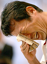 古田兼任監督は退任会見でハンカチを手に号泣（撮影・鹿野芳博）
