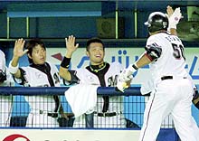2回、3ランを放ったベニー(右端)を笑顔で迎えるロッテナイン(共同)