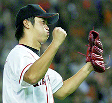 横浜戦で完投勝利を挙げ、ガッツポーズの巨人野間口(共同)