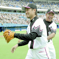 完封勝利を挙げ、バレンタイン監督(右)に祝福されるロッテ渡辺俊(共同)