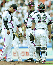 3回、2点を失い、マウンドに集まるロッテナイン。左は先発清水(共同)
