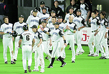 12回、ソフトバンクと引き分け、最後の打者、代打田中幸(6)を迎える日本ハムナイン(共同)
