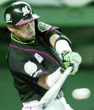10回ロッテ１死満塁、今江が中前に勝ち越しタイムリーを放つ（共同）