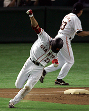 6回裏、脇谷は1号勝ち越し本塁打を放ちガッツポーズ(撮影・鹿野芳博)