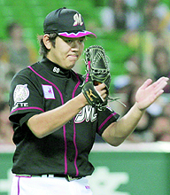 今季4度目の完封で16勝目を挙げ、手をたたいて喜ぶロッテ成瀬(共同)