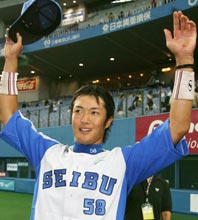 スタンドへ笑顔で手を振る松坂健太(撮影・岡潤一)