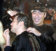 巨人上原(右)は高橋由にビールをかける(撮影・鹿野芳博)