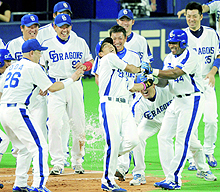 12回、サヨナラ打を放ち、ナインから手荒い祝福を受ける中日井端（中央）（共同）