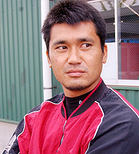 力強い眼光で現役続行への強い意思を語った黒木(撮影・松本俊)