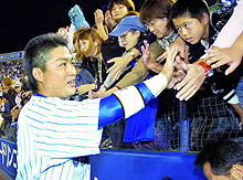 試合後、初の本塁打王に輝きファンに祝福される横浜村田(共同)