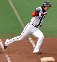 ６回裏、右越え適時二塁打を放った西岡は一塁を回る（撮影・為田聡史）