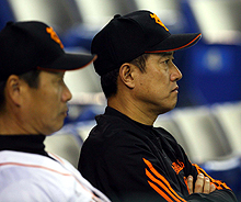 紅白戦を真剣な表情で見入る原監督。左は尾花コーチ(撮影・鈴木豊)