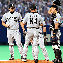 ６回裏１死一、二塁、久保田は森野に３ランを浴び、降板を言い渡される（撮影・宮崎幸一）