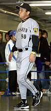 敗れた阪神岡田監督は疲労感を漂わせて引き揚げる（撮影・宮崎幸一）