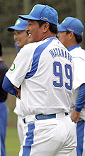 背番号「99」の西武渡辺新監督は、笑顔で練習を見つめる(撮影・中村誠慈)