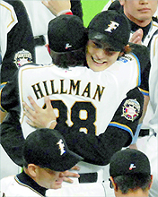 日本シリーズ進出を決め、ヒルマン監督と抱き合い喜ぶ日本ハム・ダルビッシュ(共同)