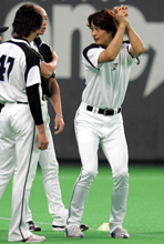 練習中、誰かの打撃をまねるダルビッシュ(撮影・黒川智章)