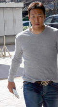 球団との会談のため球場入りする黒田