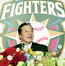 日本ハムの来季監督に決まり、記者会見する梨田昌孝氏(共同)