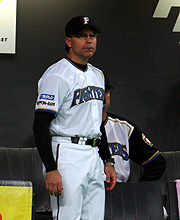 ４回、ストライクの入らないグリンに厳しい顔をみせるヒルマン監督（撮影・清水貴仁）