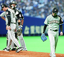 ６回、ピンチを迎え降板する日本ハム先発吉川（共同）