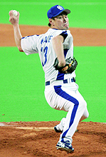 ９回、今シリーズ初登板ながら三者凡退に抑えた中日岩瀬（共同）
