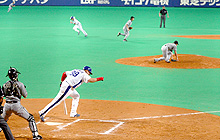 7回裏、中村紀は適時打を放ちガッツポーズ。投手は武田久(撮影・浅見桂子)