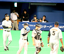 6回裏、吉川の降板時にベンチで険しい表情を見せるダルビッシュ(撮影・野上伸悟)