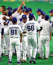 日本一に輝いた中日の落合監督＜66＞はナインが歓喜に沸く中、静かに山井と握手して労をねぎらう（撮影・浅見桂子）