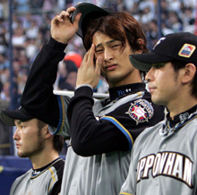 試合後、表彰式で悔しそうに汗をふくダルビッシュ（撮影・黒川智章）