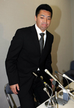 申請初日にＦＡ宣言し会見するロッテの守護神小林雅（撮影・中村誠慈）