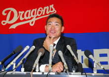 記者会見で笑顔を見せる福留(撮影・清水貴仁)
