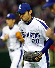 ４回、先制点を許し厳しい顔をみせる中日中田（撮影・清水貴仁）