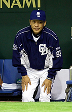 SKワイバンズに敗れゆっくり立ち上がる中日落合監督(撮影・中島郁夫)