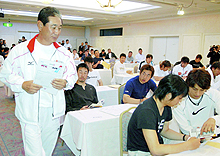 日本代表最終候補選手とのミーティングに臨む星野監督。右端は日本ハムのダルビッシュ投手（共同）