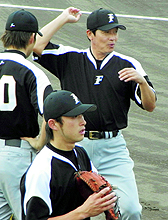 秋季キャンプで精力的に指導する日本ハムの梨田監督(共同)