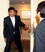 阪神とのＦＡ初交渉で沼沢阪神球団本部長（右）と対面する福留（代表撮影）