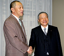 落合監督（左）は白井オーナーと笑顔で握手（撮影・清水貴仁）