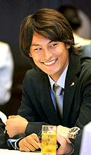 最優秀選手賞の日本ハムダルビッシュは笑顔を見せる（撮影・為田聡史）
