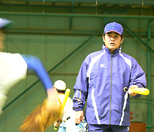 真剣な眼差しで少年を指導する横浜工藤