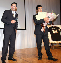 「来年3月に黒木の引退試合を予定してます」。元ロッテ黒木氏(右)のイベントに駆けつけた小宮山はファンの前で報告(撮影・たえ見朱実)