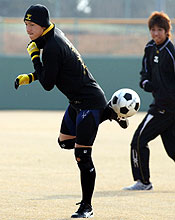 自主トレを公開した川崎らはサッカーボールを使ってウォーミングアップをする（撮影・藤尾明華）