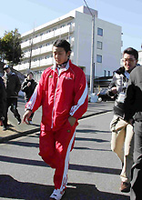 千葉・鎌ケ谷の寮（後方）では中田（中央）ら日本ハムの選手が、生活やトレーニングをしている（撮影・黒川智章）