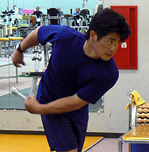 鉄アレイを持ってシャドー投球を行う横浜工藤(撮影・古川真弥)