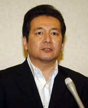 報道陣に説明する竹内氏(撮影・中村泰三)