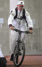 リュックサックを背負い自転車で練習場からホテルへ戻るバレンタイン監督（撮影・為田聡史）