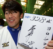 ブルペンで328球投げ、サインした色紙を披露する三浦(撮影・神戸崇利)