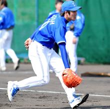投内連係プレーで捕手にボールをトスする横浜の佐藤（撮影・山崎哲司）