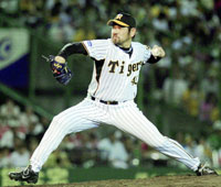 ５回を２失点で９勝目を挙げた阪神下柳（共同）