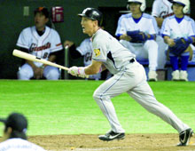 ５回無死二、三塁、阪神金本が右越えに勝ち越しの２点二塁打を放つ（共同）